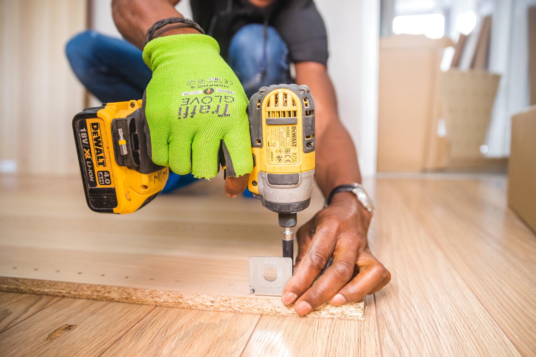 carpenter-carpentry-drill-1249611